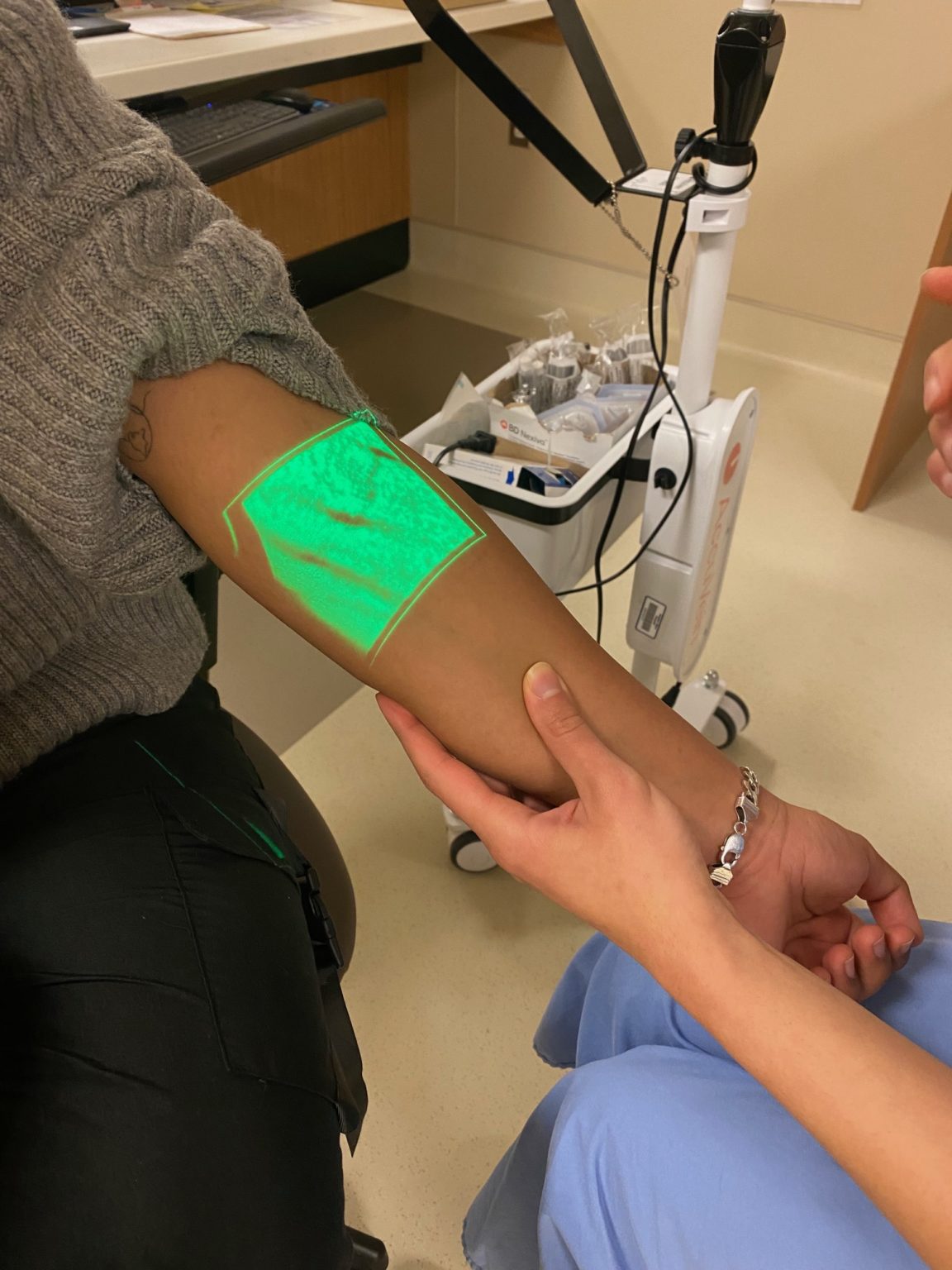 accuvein-vein-finder-illuminates-veins-aiding-iv-insertion
